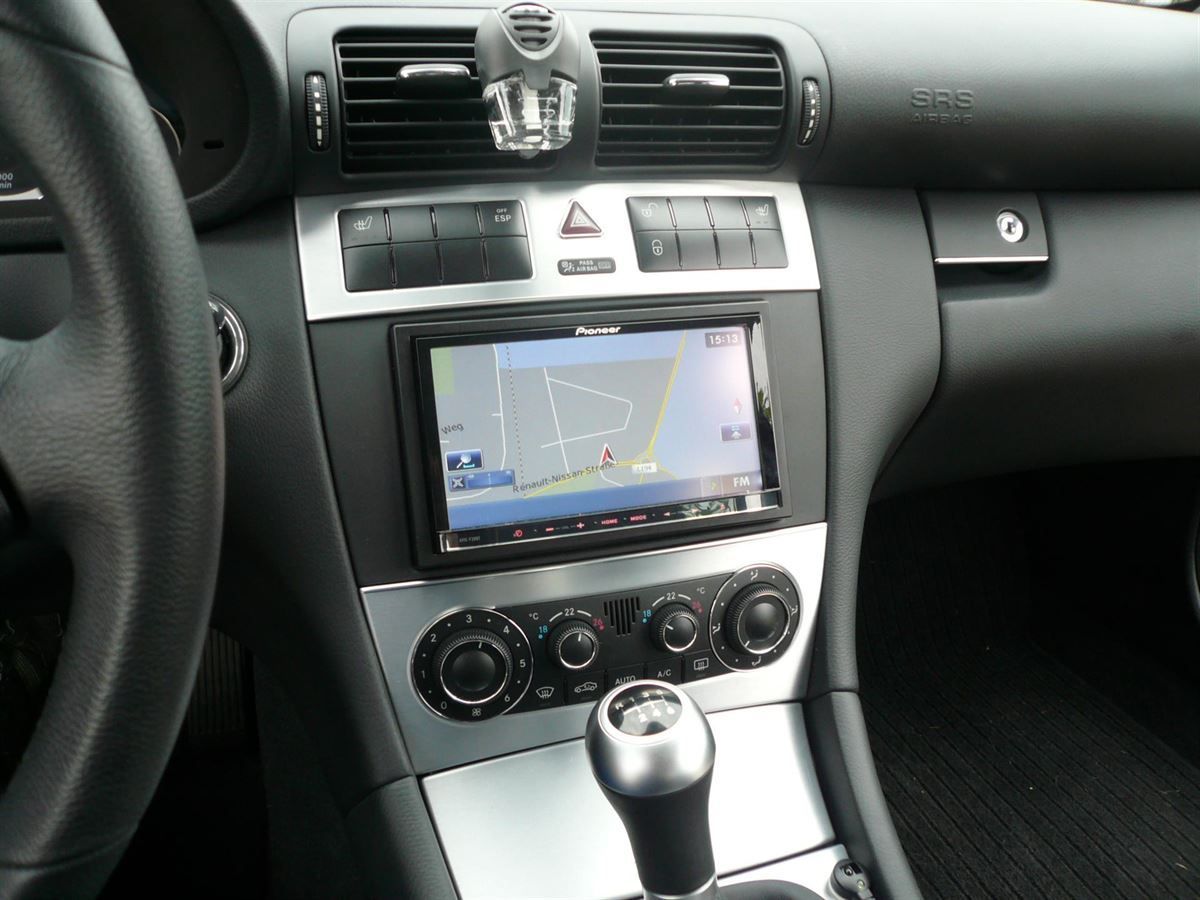 Pioneer AVIC-F80DAB in einem Mercedes C Sprortcoupe nachgerüstet.