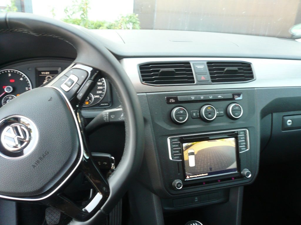 VW Caddy, Rückfahrkamera nachgerüstet und an das Original Composition Radio von VW angebunden.