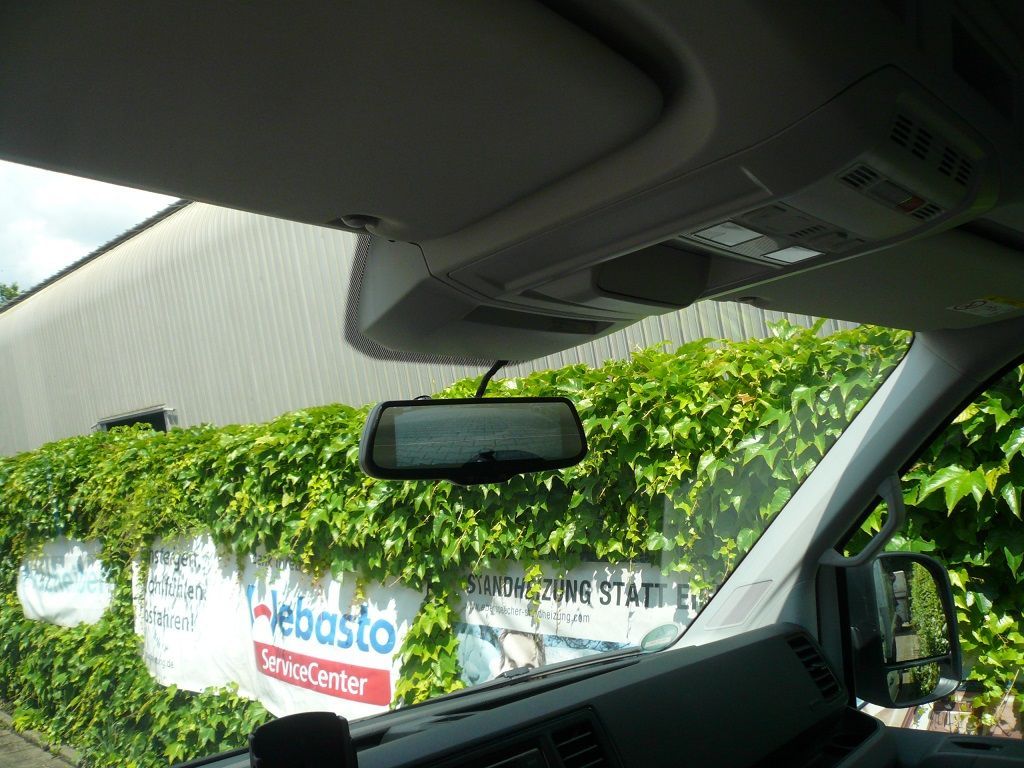 Rückfahrkamera und Spiegelmonitor in einer VW Crafter Spritsche nachgerüstet.