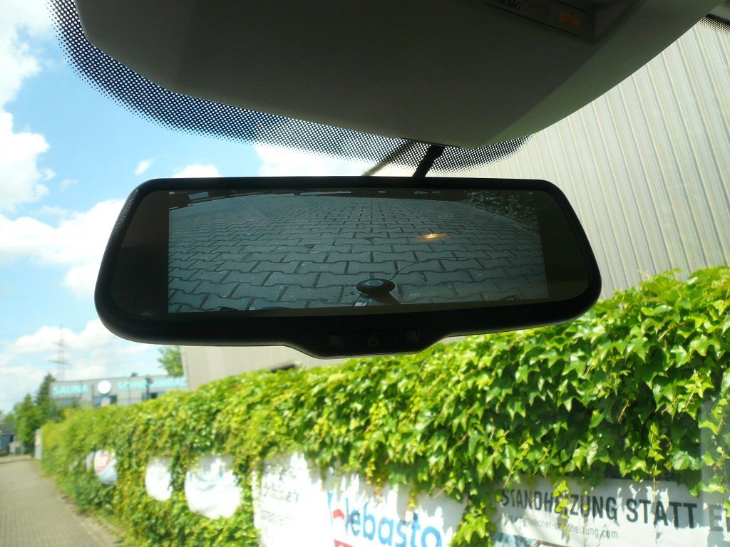 Rückfahrkamera und Spiegelmonitor in einer VW Crafter Spritsche nachgerüstet.