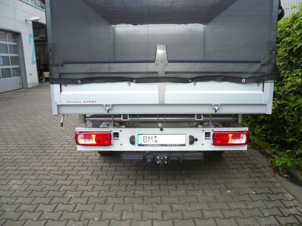 Rückfahrkamera und Spiegelmonitor in einer VW Crafter Spritsche nachgerüstet.