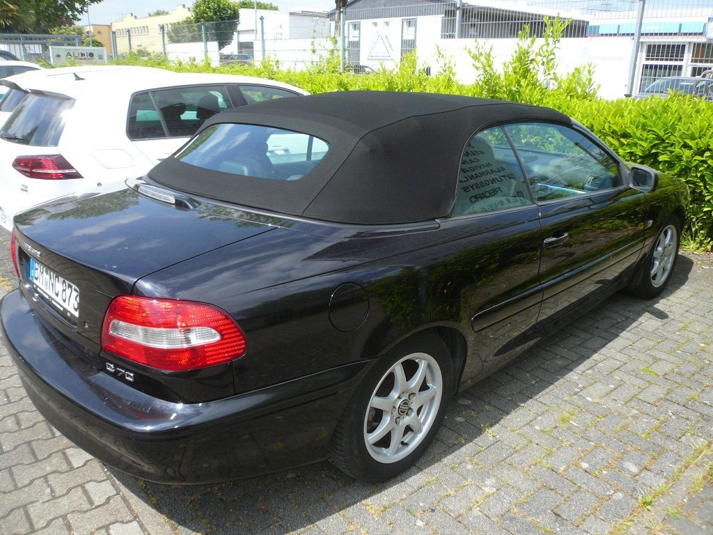 Volvo C70 Cabrio. Verdeckbezug in Sonnenland Stoff schwarz geliefert und montiert.