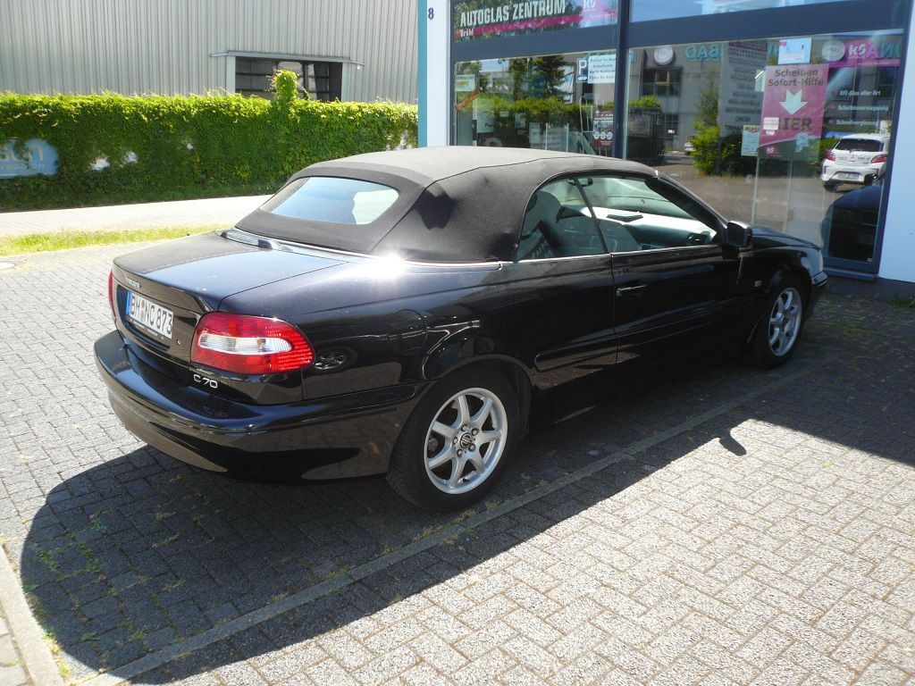 Volvo C70 Cabrio. Verdeckbezug in Sonnenland Stoff schwarz geliefert und montiert.