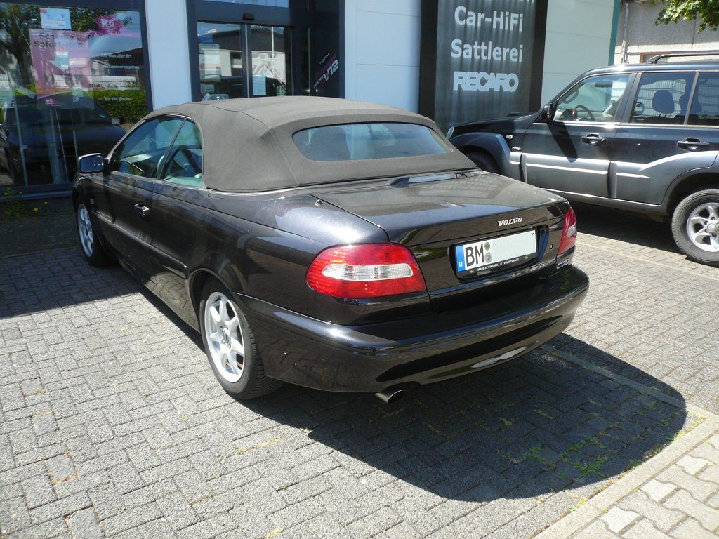 Volvo C70 Cabrio. Verdeckbezug in Sonnenland Stoff schwarz geliefert und montiert.