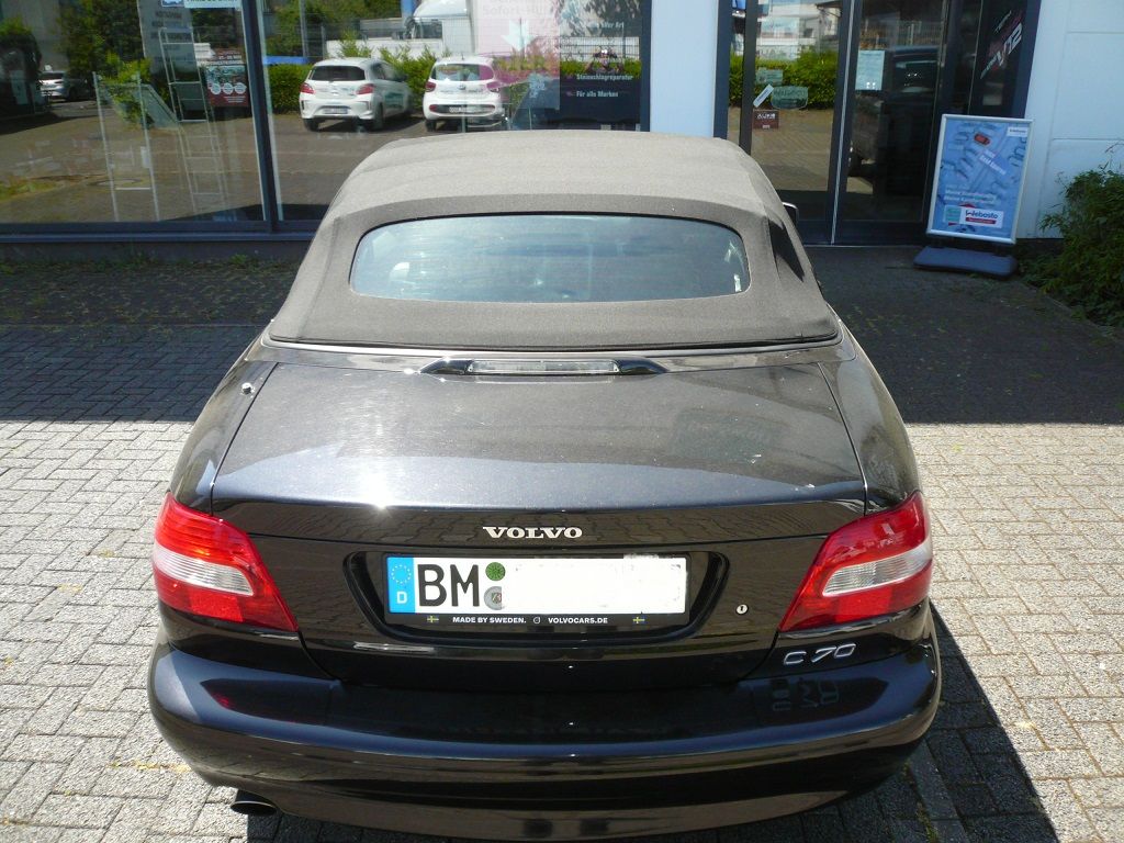 Volvo C70 Cabrio. Verdeckbezug in Sonnenland Stoff schwarz geliefert und montiert.