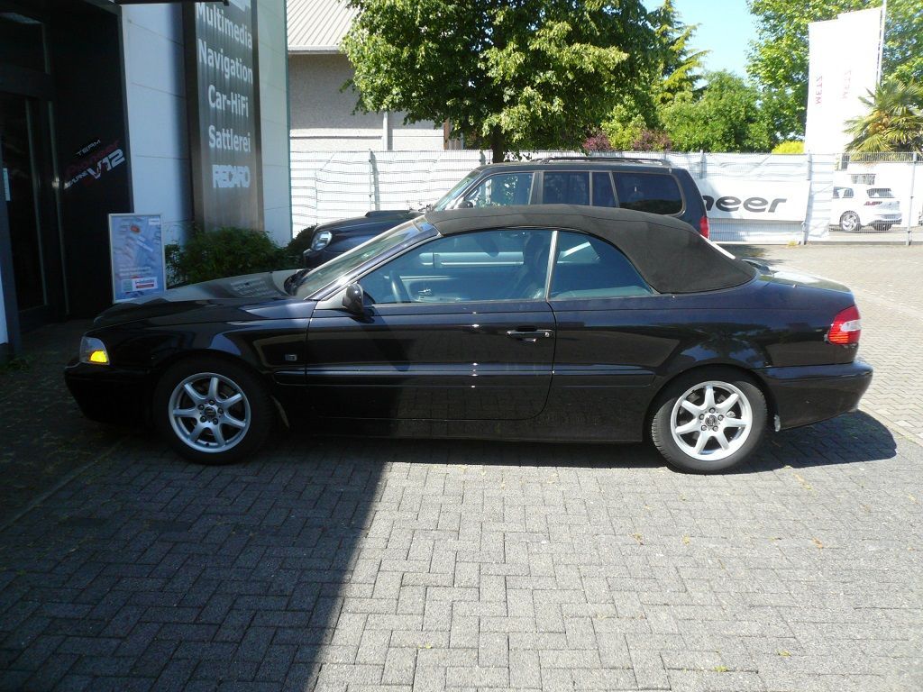 Volvo C70 Cabrio. Verdeckbezug in Sonnenland Stoff schwarz geliefert und montiert.