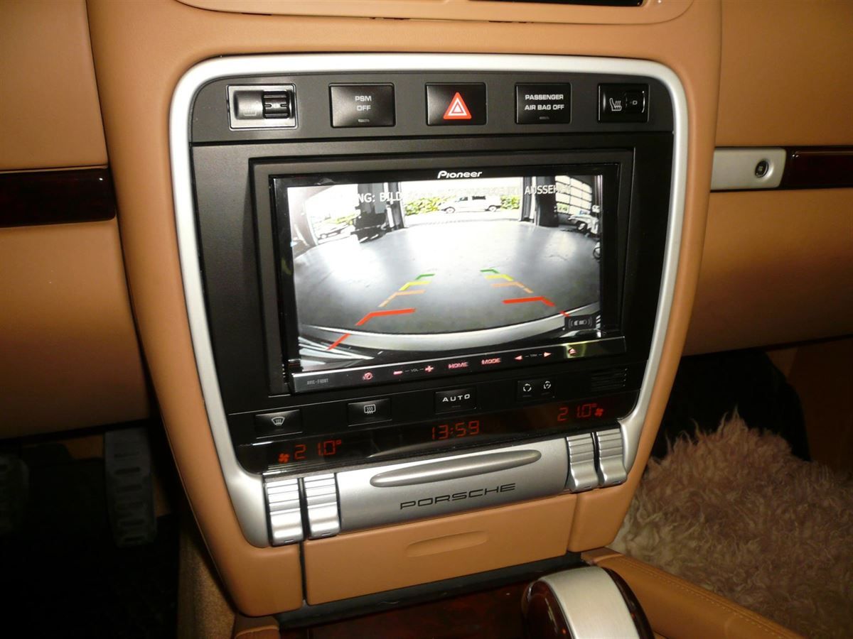 Pioneer AVIC-F40BT inkl. Rückgahrkamera in einem Porsche Cayenne nachgerüstet.