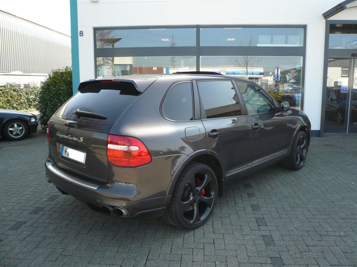 Alpine TME-M780 17,8 cm (7-Zoll) Kopfstützen-Monitor in die Originalen Porsche Cayenne Kopfstützen eingearbeitet. TME-M680 14,7 cm (5,8-Zoll) Monitor in die Sonnenblende vom Porsche Cayenne eingearbeitet. Alpine DVB-T2 TV-Tuner montiert und auf Das Originale Porsche PCM System adaptiert.