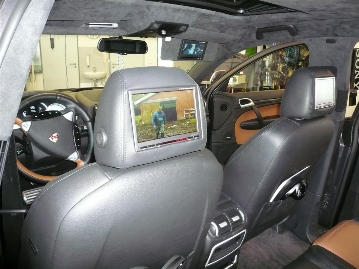 Alpine TME-M780 17,8 cm (7-Zoll) Kopfstützen-Monitor in die Originalen Porsche Cayenne Kopfstützen eingearbeitet. TME-M680 14,7 cm (5,8-Zoll) Monitor in die Sonnenblende vom Porsche Cayenne eingearbeitet. Alpine DVB-T2 TV-Tuner montiert und auf Das Originale Porsche PCM System adaptiert.