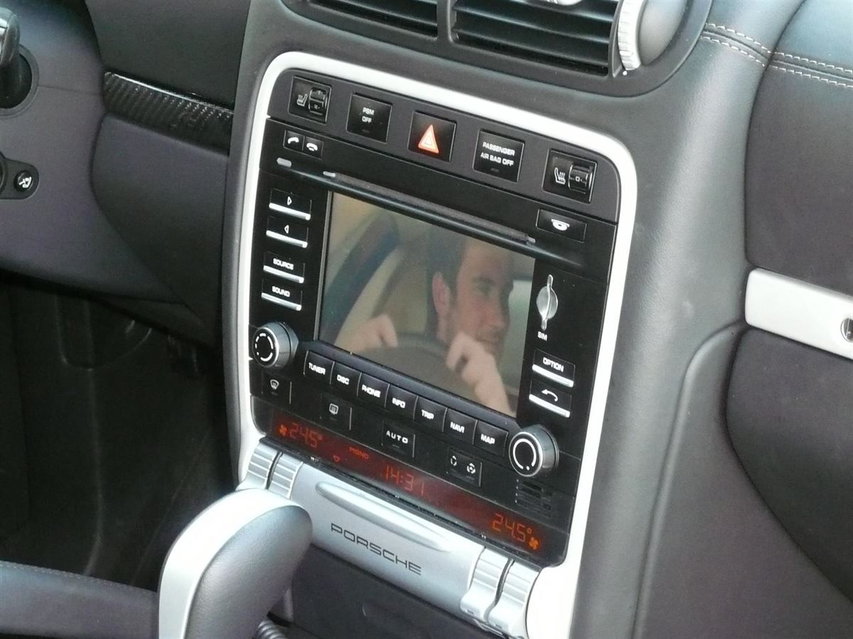 Alpine TME-M780 17,8 cm (7-Zoll) Kopfstützen-Monitor in die Originalen Porsche Cayenne Kopfstützen eingearbeitet. TME-M680 14,7 cm (5,8-Zoll) Monitor in die Sonnenblende vom Porsche Cayenne eingearbeitet. Alpine DVB-T2 TV-Tuner montiert und auf Das Originale Porsche PCM System adaptiert.