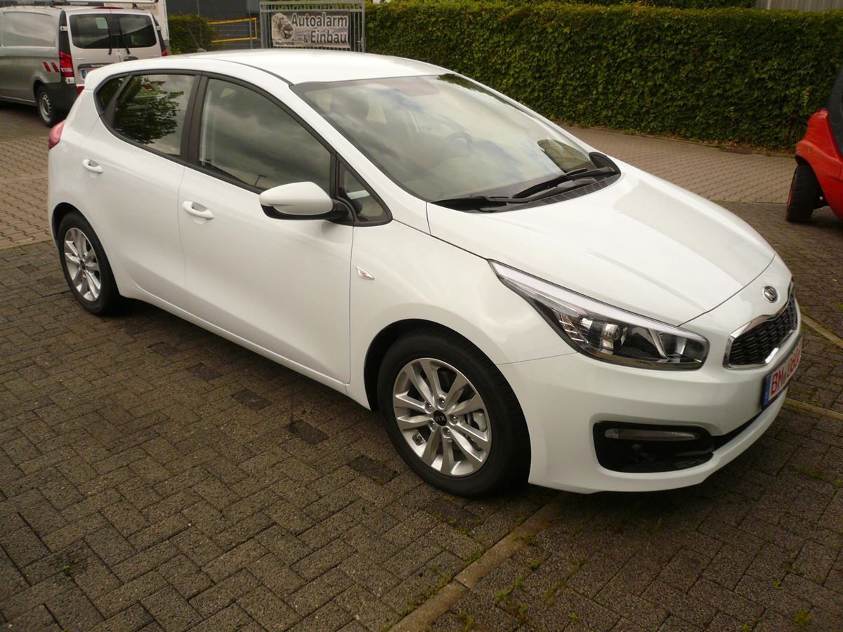 Pioneer AVIC-F980BT Navigation im KIA Ceed (Neuwagen) nachgerüstet.