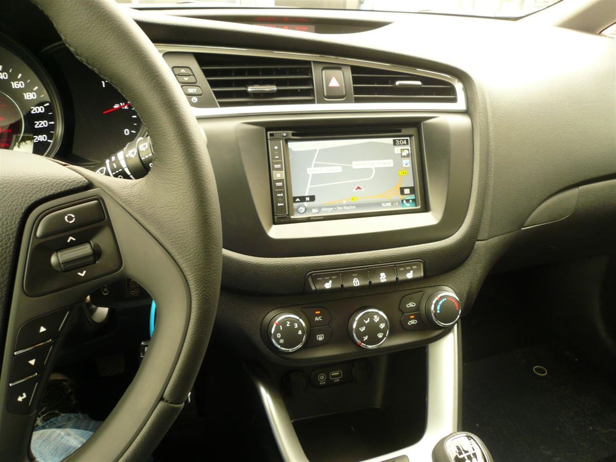 Pioneer AVIC-F980BT Navigation im KIA Ceed (Neuwagen) nachgerüstet.