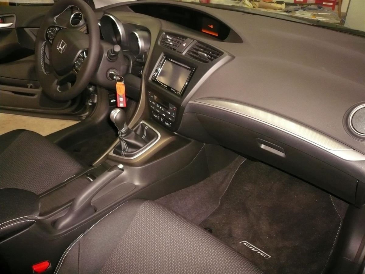 Alpine INE-W990HDMI im Honda Civic nachgerüstet. Werkseitige Lenkrad-fernbedienung auf das Alpine adaptiert.