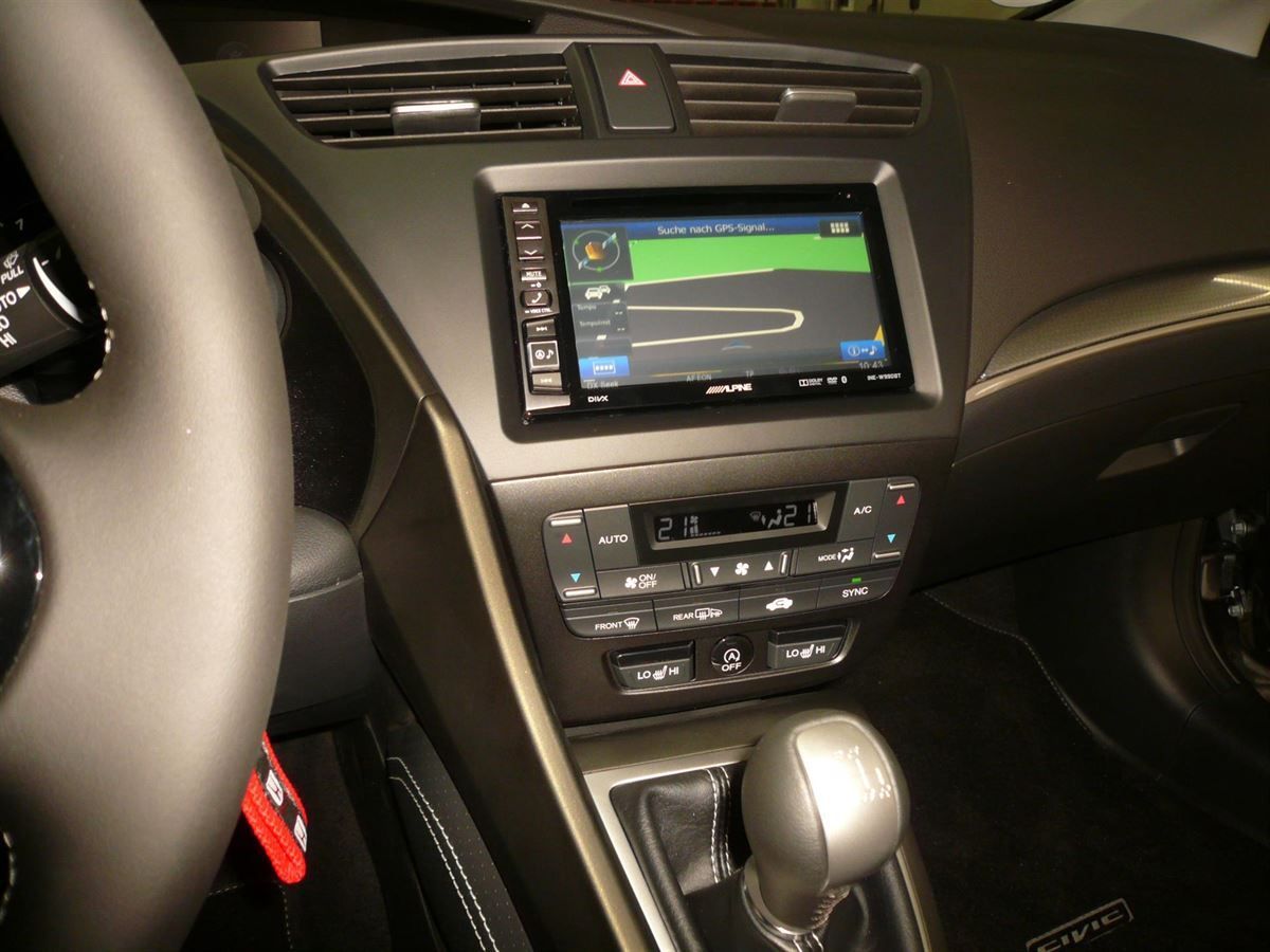 Alpine INE-W990HDMI im Honda Civic nachgerüstet. Werkseitige Lenkrad-fernbedienung auf das Alpine adaptiert.