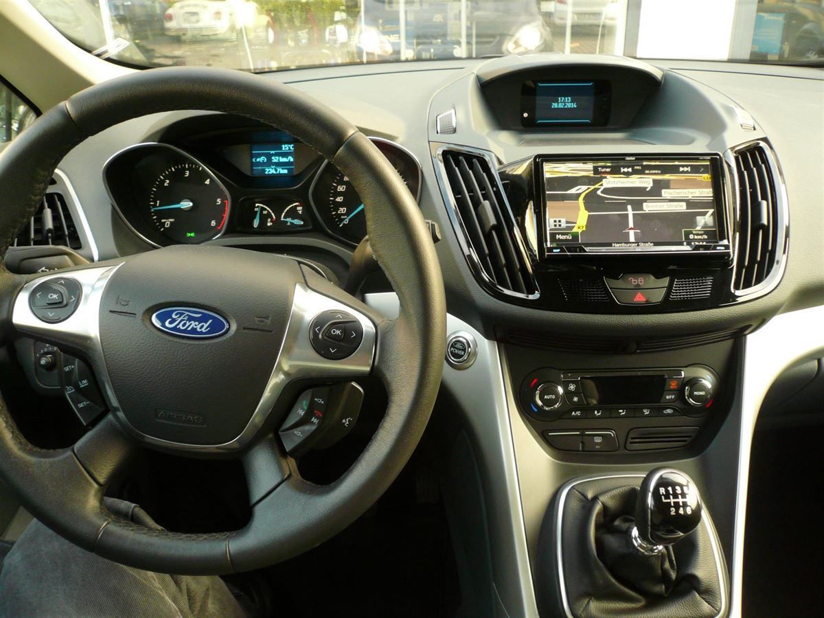Clarion NX702E im Ford C-Max nachgerüstet. Werkseitige Lenkrad-Fernbedienung auf das Pioneer adaptiert.