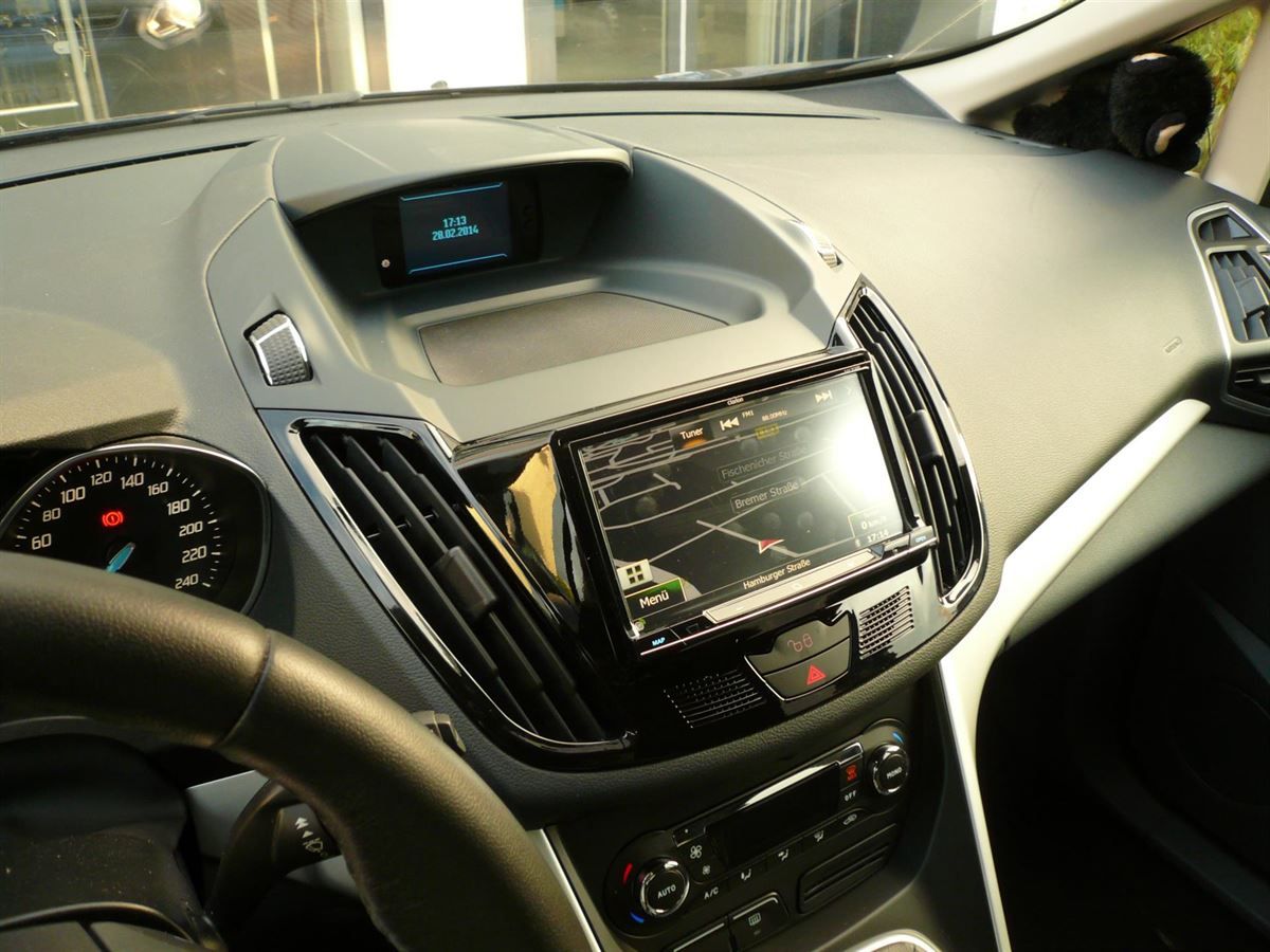 Clarion NX702E im Ford C-Max nachgerüstet. Werkseitige Lenkrad-Fernbedienung auf das Pioneer adaptiert.