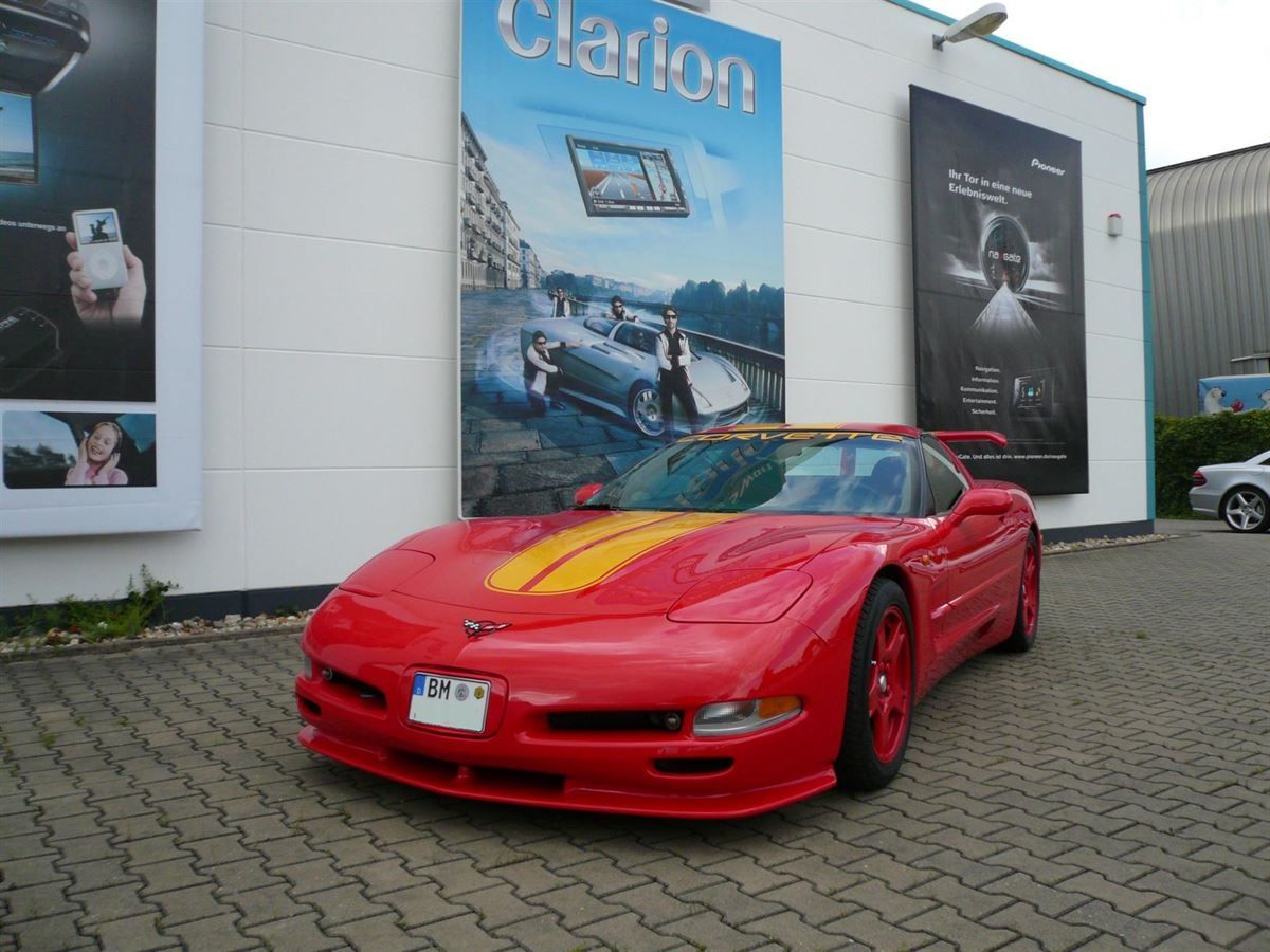 Corvette Innenausstattung in Leder rot/schwarz neu angefertigt und montiert. Mittelkonsole in rotem Leder bezogen. Komplette Teppichgarnitur in rotem Velours neu angefertigt und montiert.