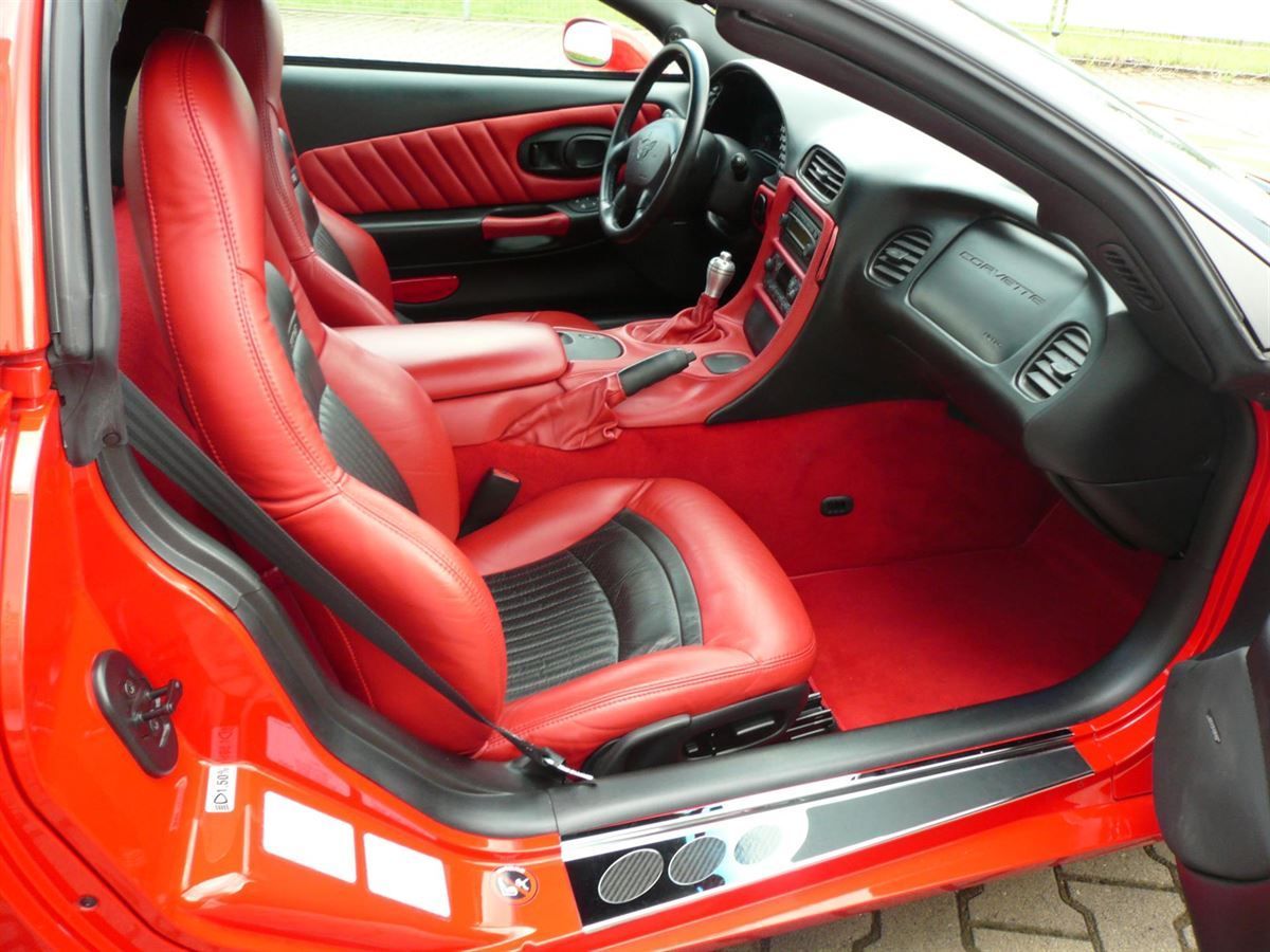 Corvette Innenausstattung in Leder rot/schwarz neu angefertigt und montiert. Mittelkonsole in rotem Leder bezogen. Komplette Teppichgarnitur in rotem Velours neu angefertigt und montiert.