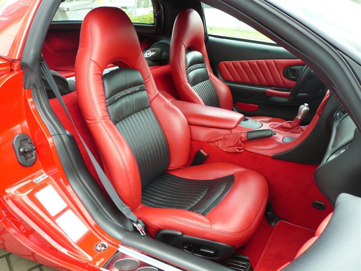 Corvette Innenausstattung in Leder rot/schwarz neu angefertigt und montiert. Mittelkonsole in rotem Leder bezogen. Komplette Teppichgarnitur in rotem Velours neu angefertigt und montiert.
