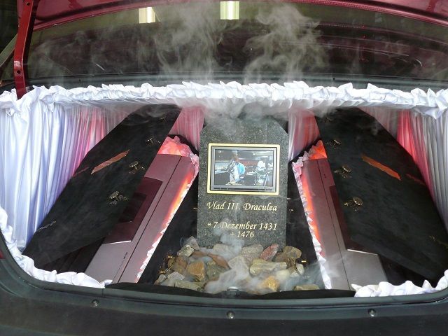 Dacia Dracula Innenausstattung angefertigt, Musikanlage und Recaro Sitze montiert.