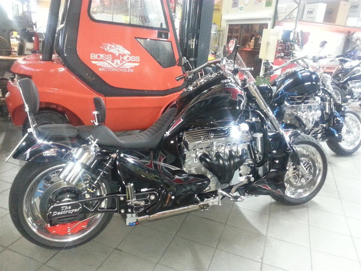 Sitzpolsterung angefertigt & angepasst. Bezug aus Leder mit roten Nähten nach Vorgabe angefertigt und montiert.