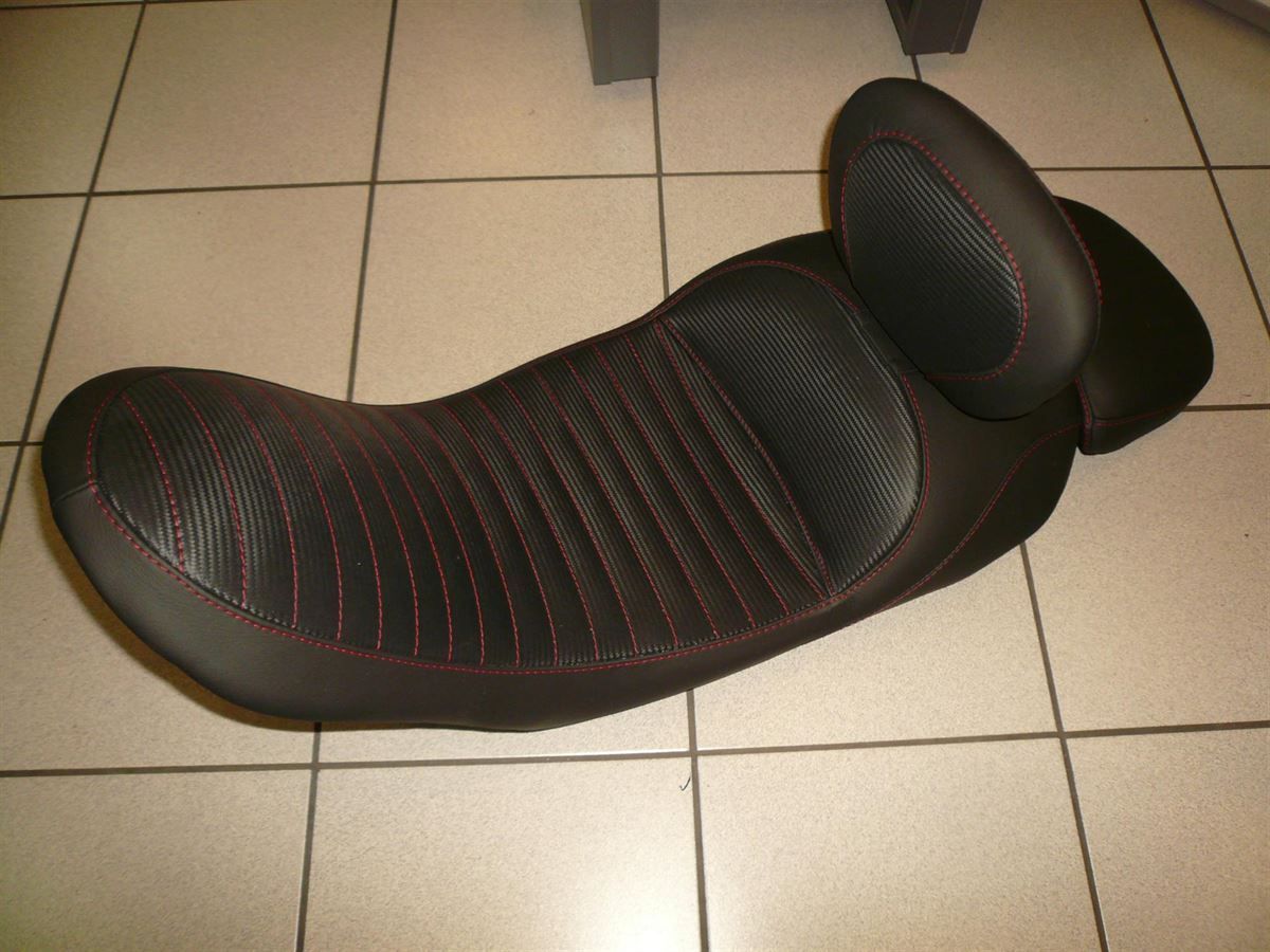 Sitzpolsterung angefertigt & angepasst. Bezug aus Leder mit roten Nähten nach Vorgabe angefertigt und montiert.