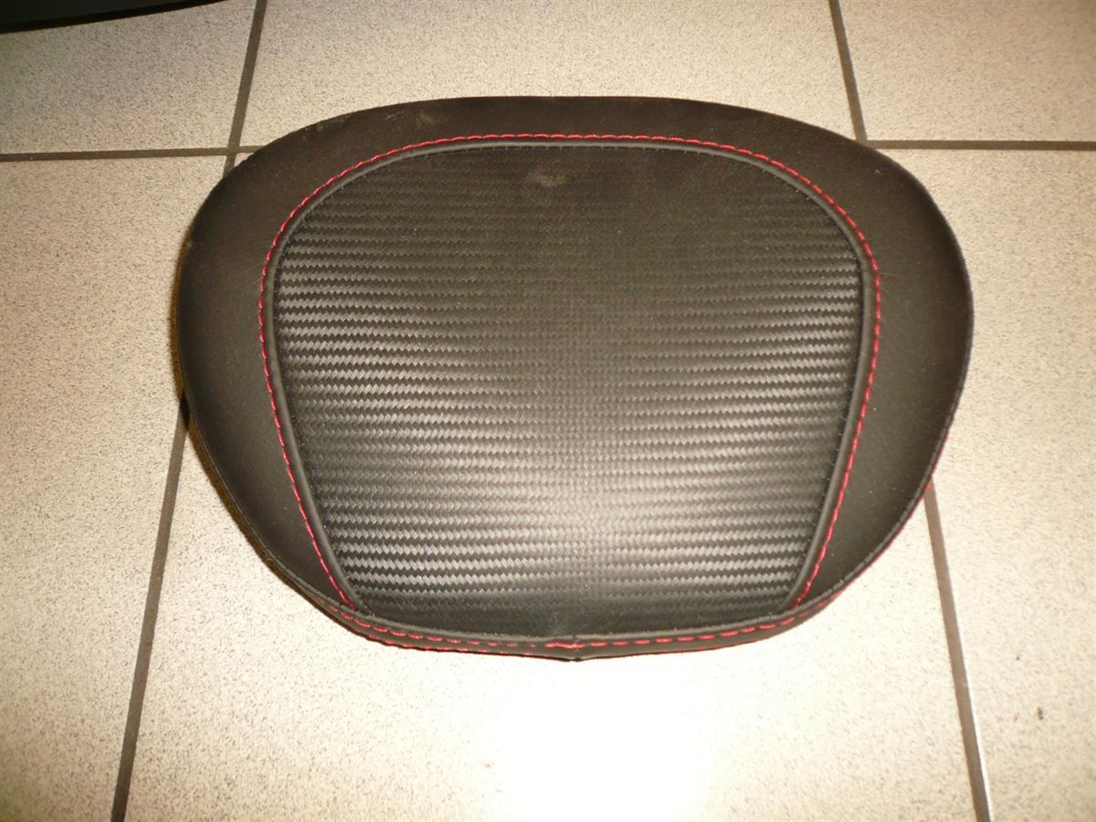 Sitzpolsterung angefertigt & angepasst. Bezug aus Leder mit roten Nähten nach Vorgabe angefertigt und montiert.