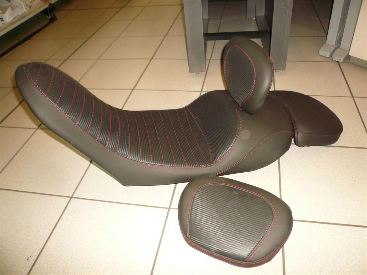 Sitzpolsterung angefertigt & angepasst. Bezug aus Leder mit roten Nähten nach Vorgabe angefertigt und montiert.