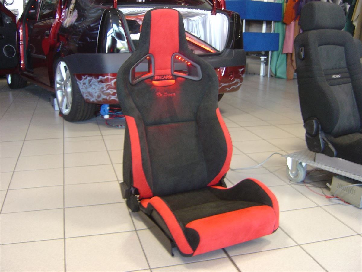 RECARO Sportster CS Sitze in Alcantara schwarz/rot neu bezogen & im Dacia Logan montiert. Gurtdurchführungen mit LED´s beleuchtet.