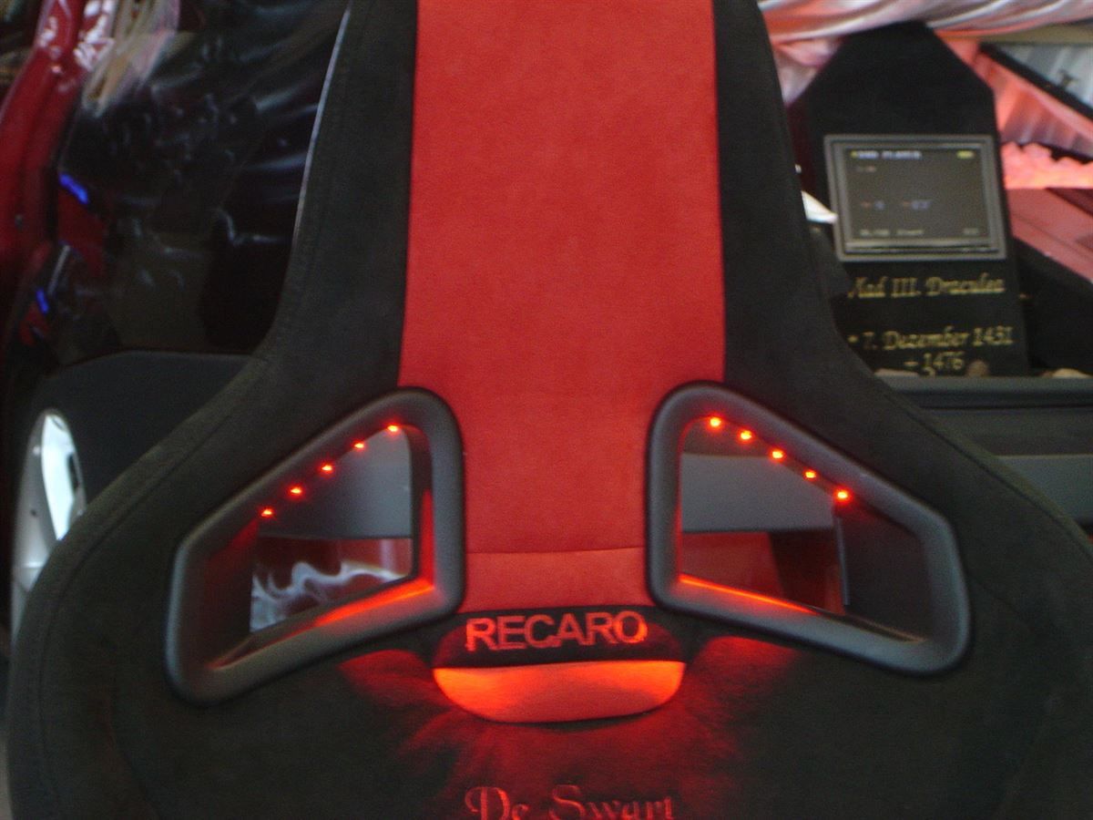 RECARO Sportster CS Sitze in Alcantara schwarz/rot neu bezogen & im Dacia Logan montiert. Gurtdurchführungen mit LED´s beleuchtet.