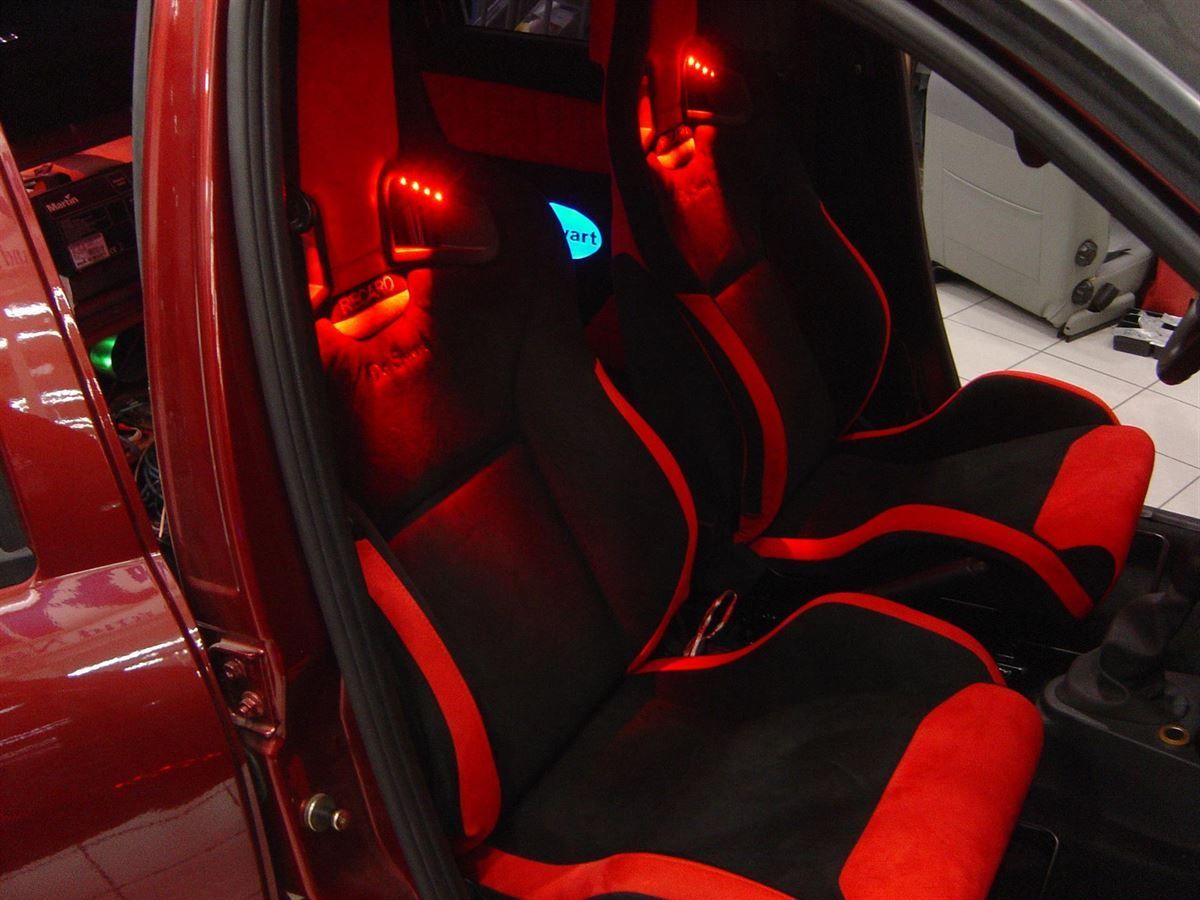 RECARO Sportster CS Sitze in Alcantara schwarz/rot neu bezogen & im Dacia Logan montiert. Gurtdurchführungen mit LED´s beleuchtet.