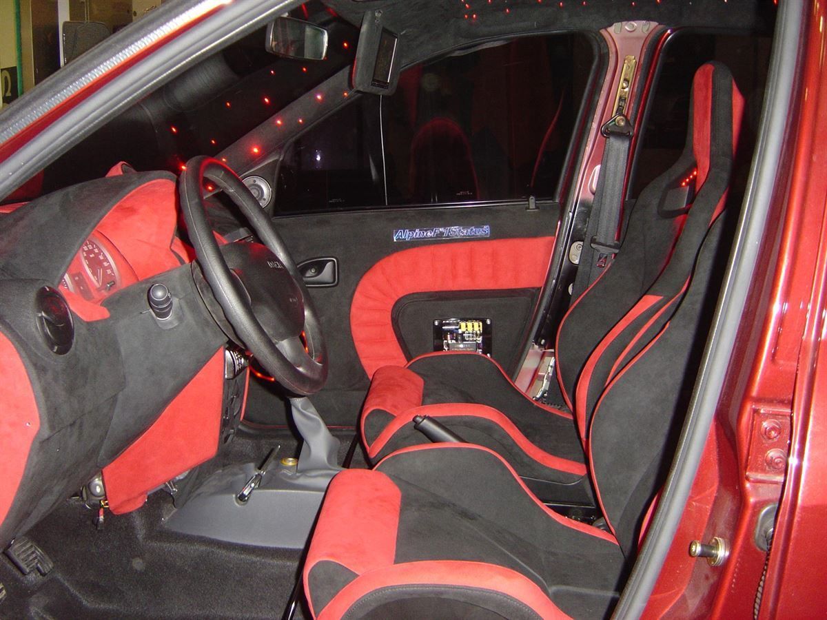 RECARO Sportster CS Sitze in Alcantara schwarz/rot neu bezogen & im Dacia Logan montiert. Gurtdurchführungen mit LED´s beleuchtet.