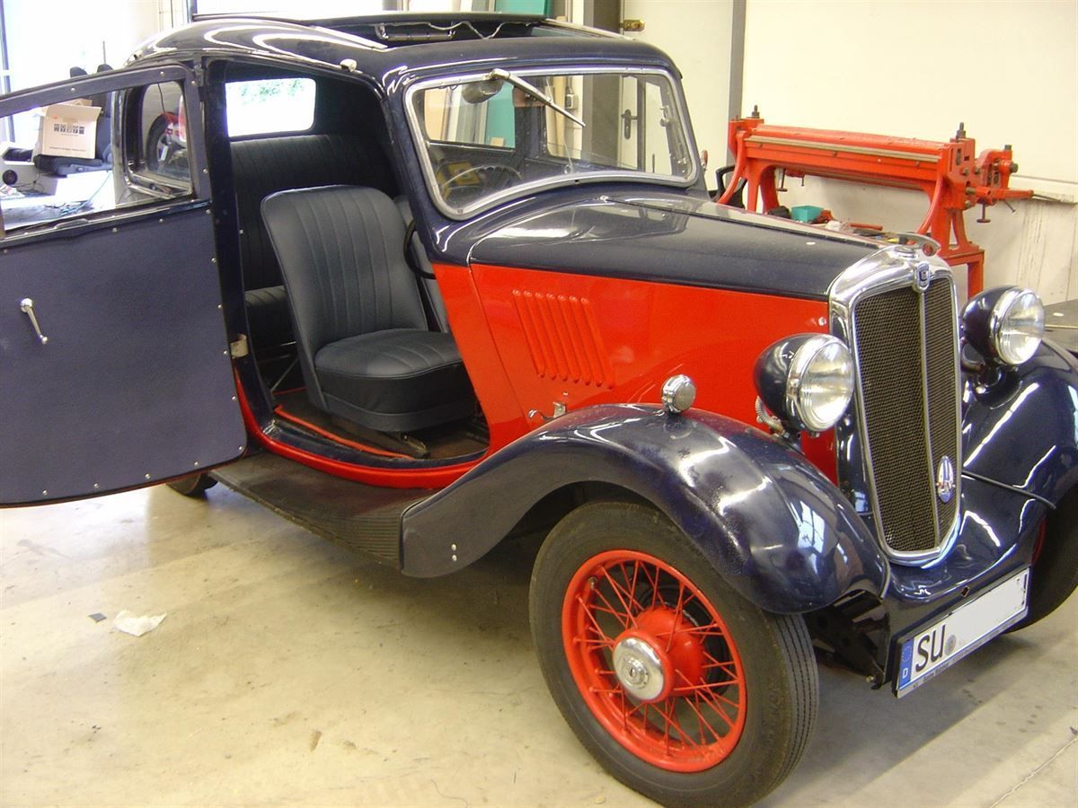 Komplette Innenausstattung neu angefertigt und montiert.