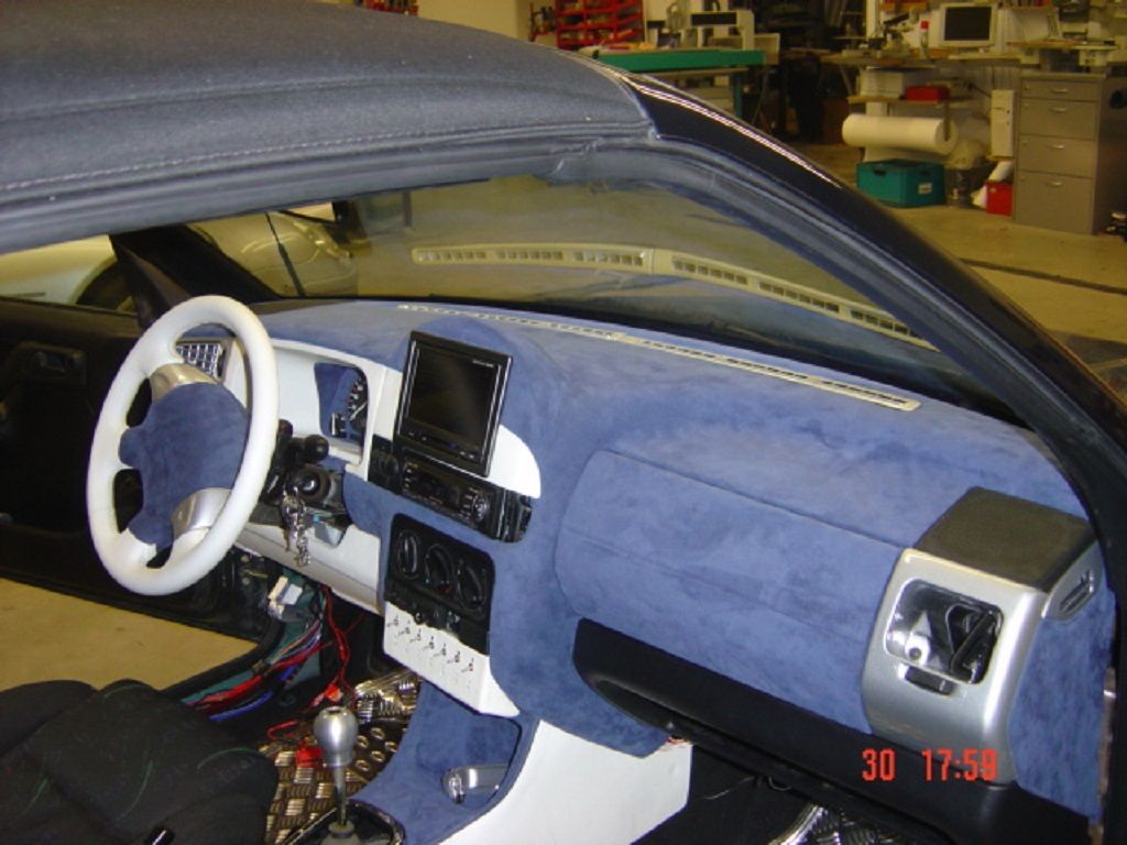 Golf III Cabrio, Armaturenbrett und Lenkrad in Alcantara und Leder neu bezogen.