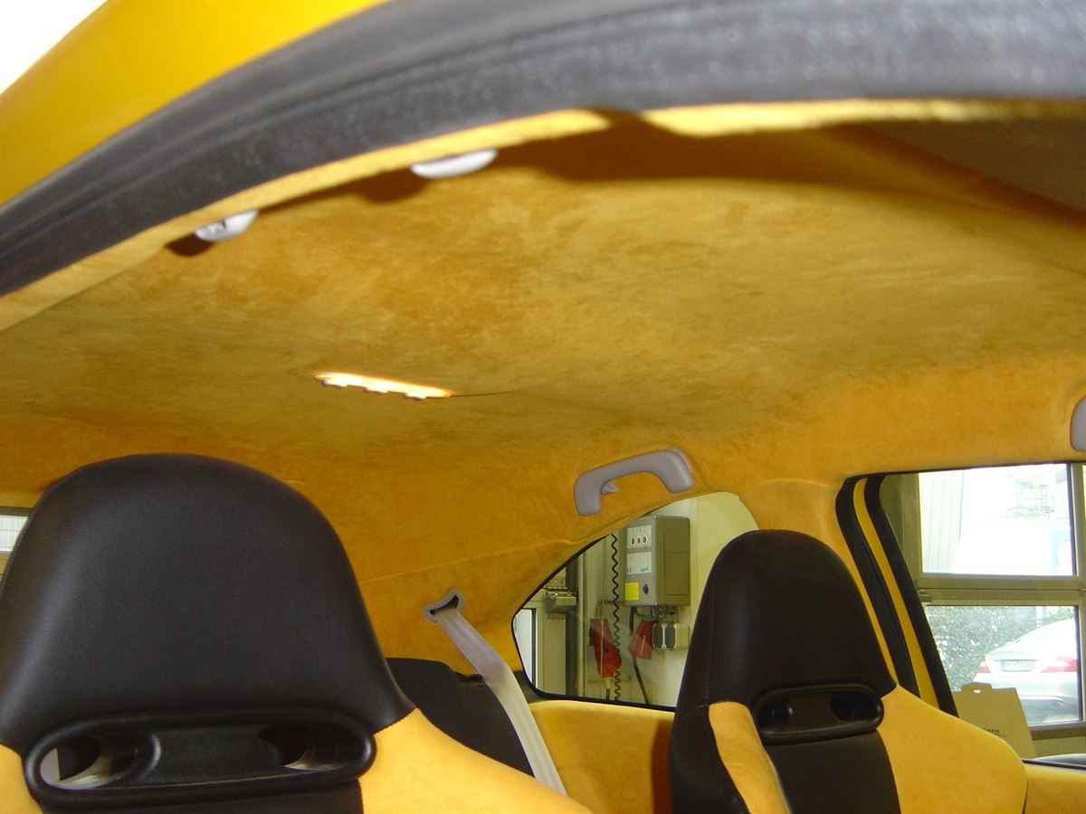 Renault Megane Sport F1, Innenausstattung in Leder Schwarz / Alcantara gelb neu angefertigt und montiert. Himmel und Hutablage in gelben Alcantara neu bezogen, Logo eingestickt.