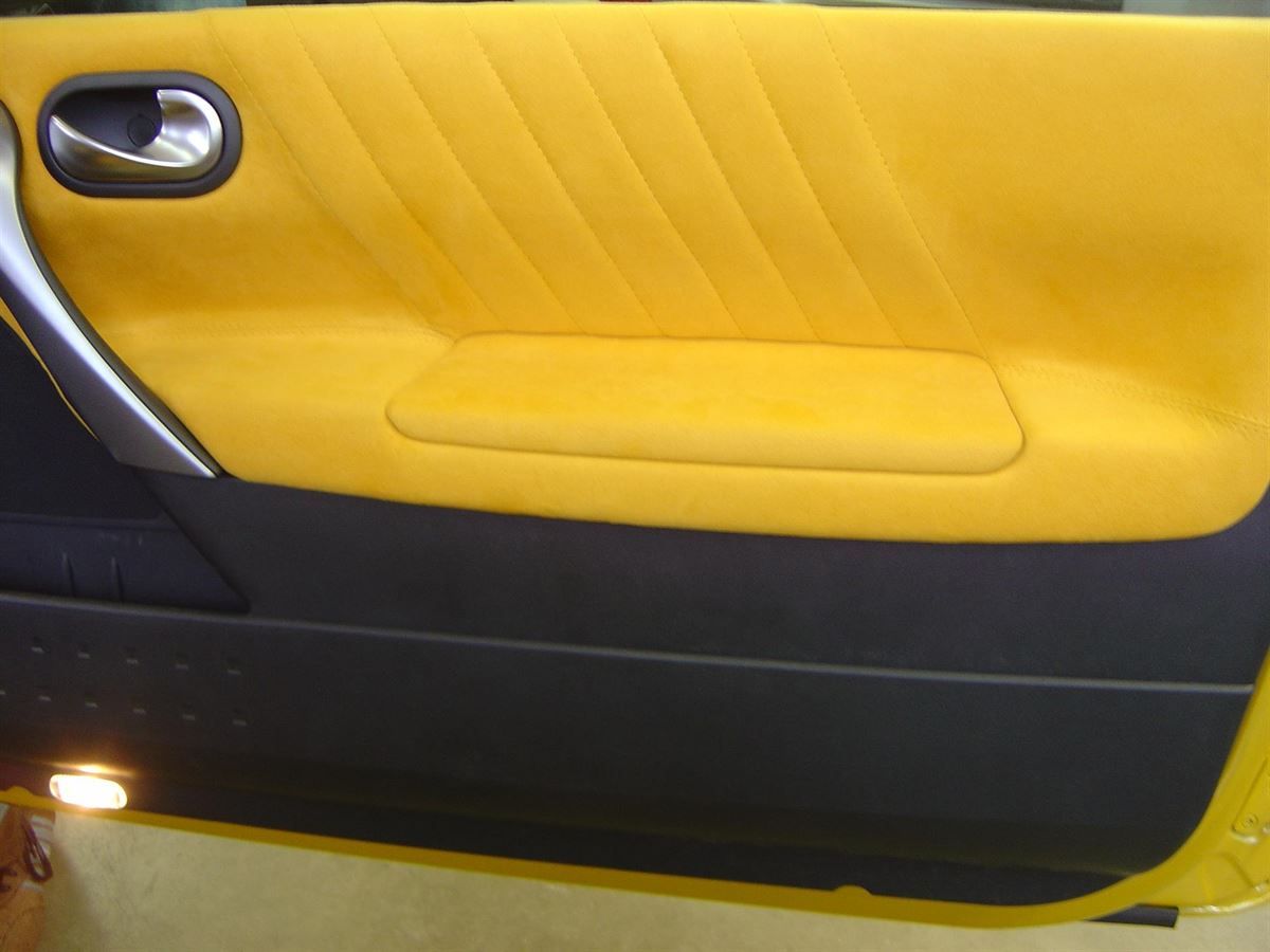 Renault Megane Sport F1, Innenausstattung in Leder Schwarz / Alcantara gelb neu angefertigt und montiert. Himmel und Hutablage in gelben Alcantara neu bezogen, Logo eingestickt.