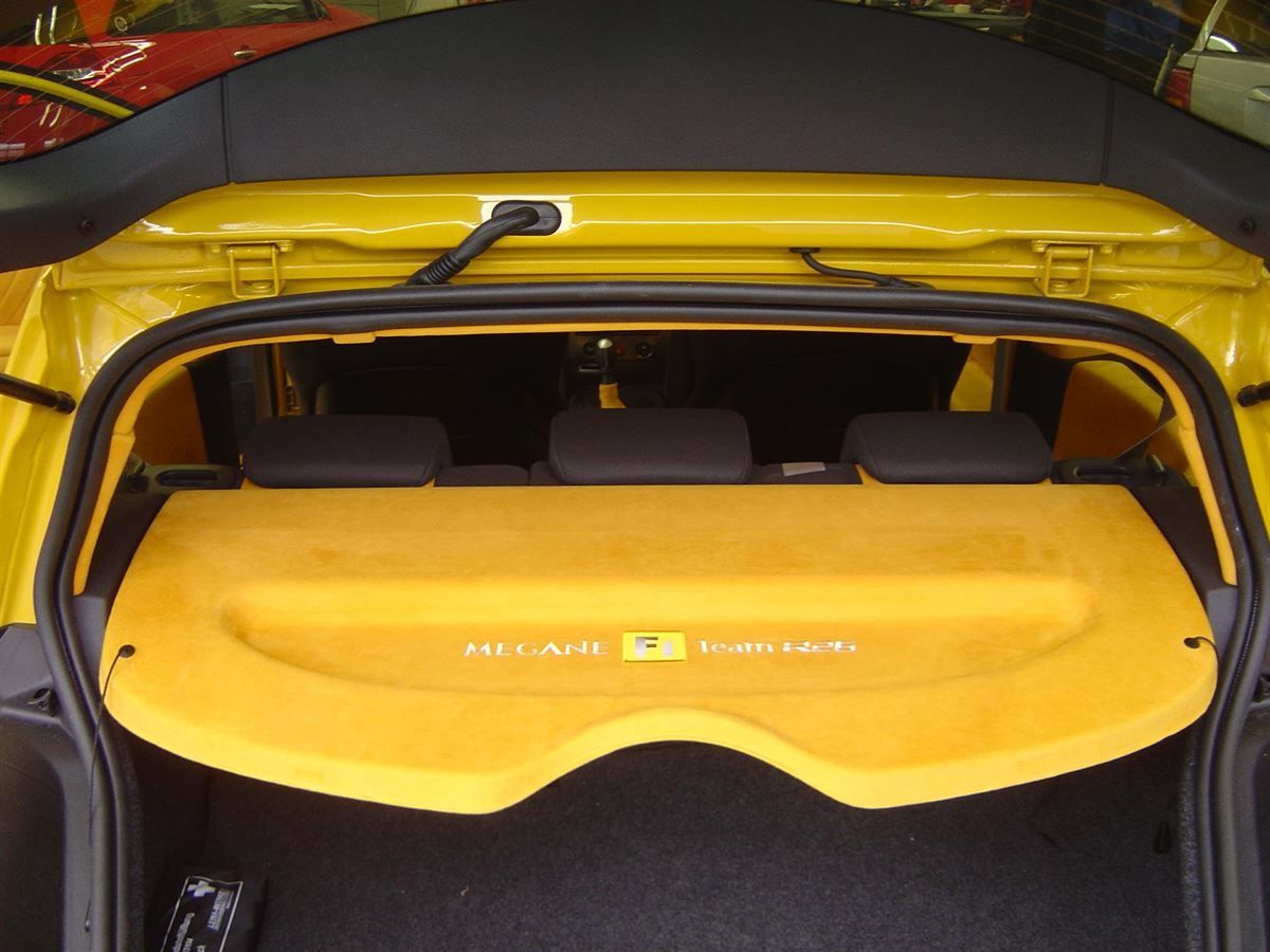Renault Megane Sport F1, Innenausstattung in Leder Schwarz / Alcantara gelb neu angefertigt und montiert. Himmel und Hutablage in gelben Alcantara neu bezogen, Logo eingestickt.