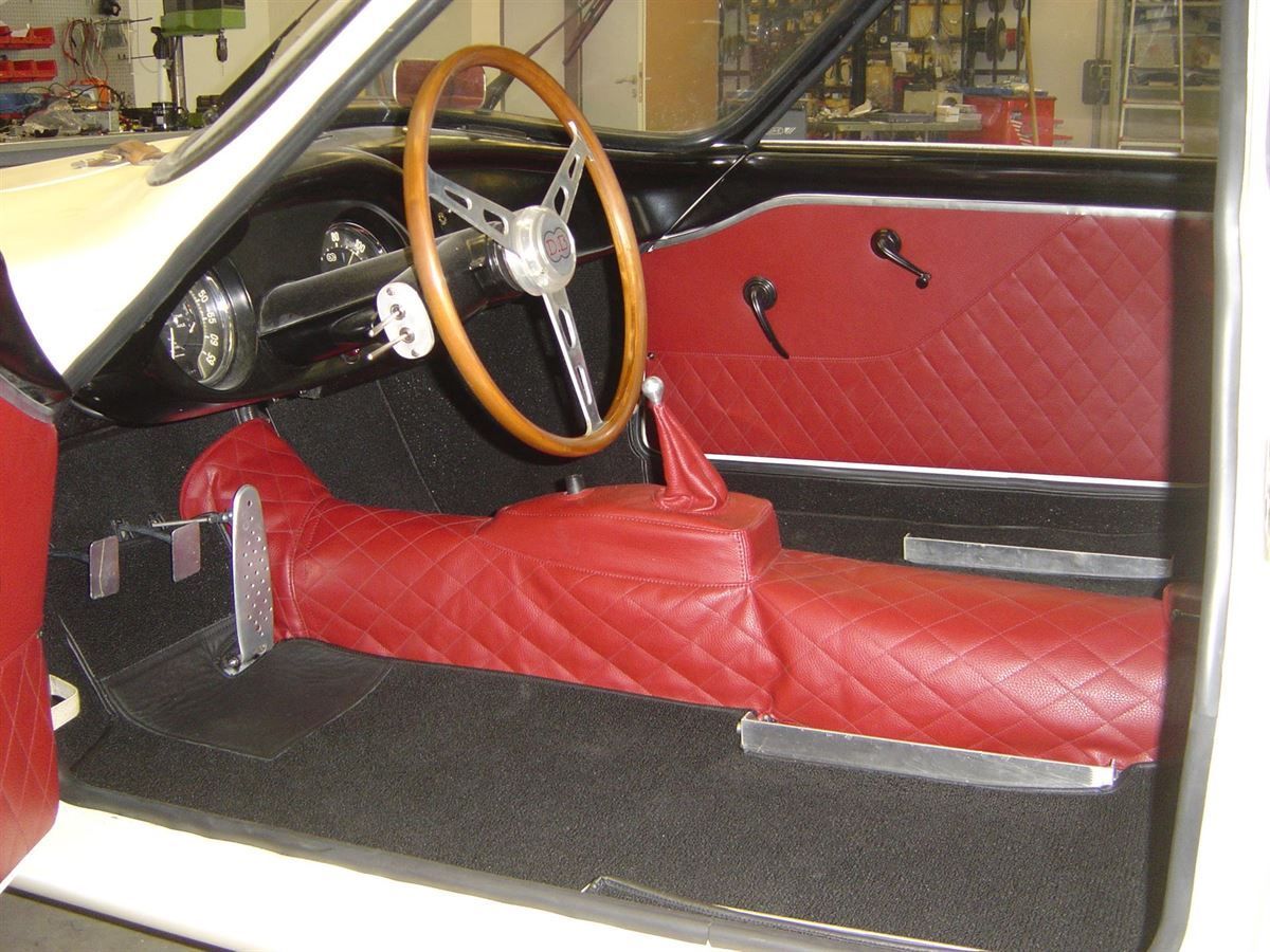 Panhard  Innenausstattung  in Rotem Leder neu angefertigt und montiert.