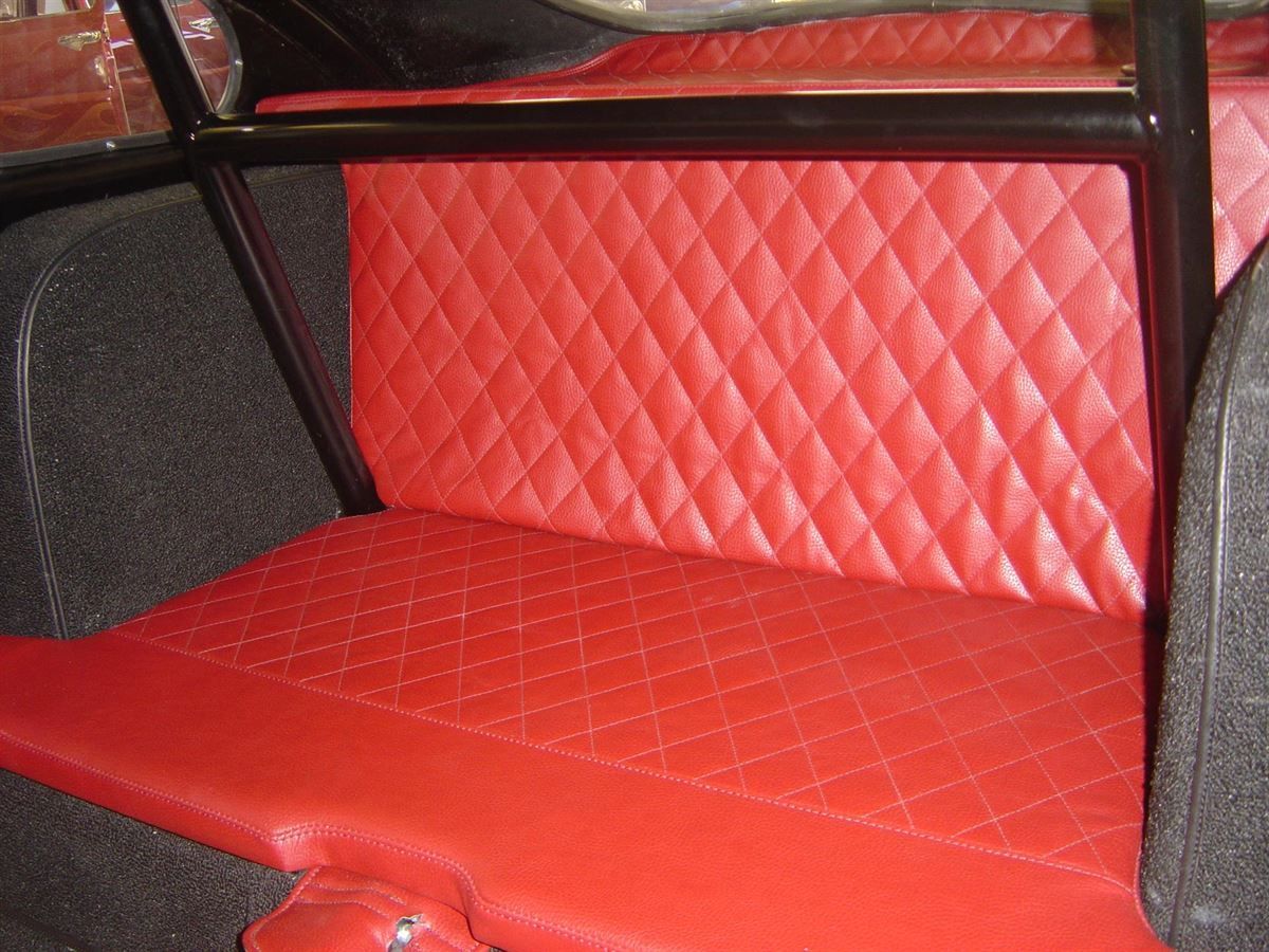 Panhard  Innenausstattung  in Rotem Leder neu angefertigt und montiert.