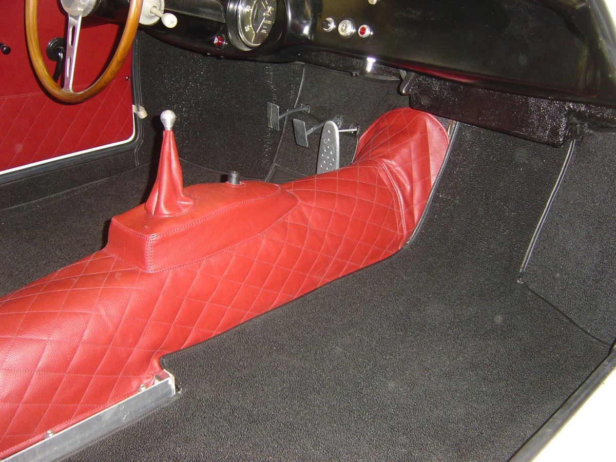 Komplette Innenausstattung & Teppichgarnitur neu angefertigt und montiert.