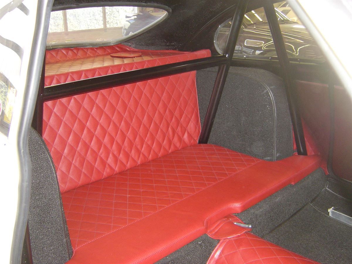 Panhard  Innenausstattung  in Rotem Leder neu angefertigt und montiert.