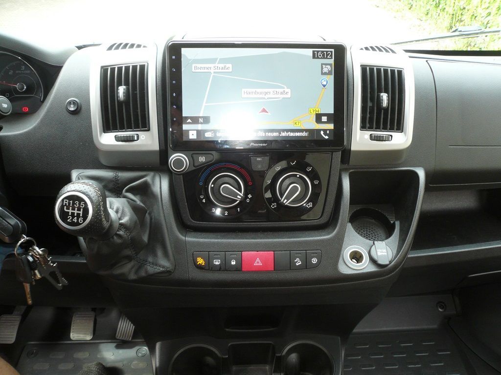 Das Mediacenter AVIC-Z1000DAB-C mit Caravan Software (für Fiat Ducato Bj. 07/2006 - 08/2021) nachgerüstet. Die vorhandene Waeco Rückfahrkamera an das Pioneer Navi adaptiert.