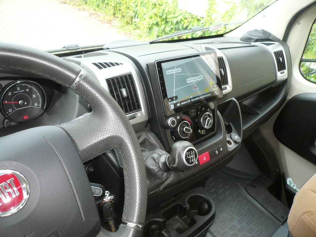 Das Mediacenter AVIC-Z1000DAB-C mit Caravan Software (für Fiat Ducato Bj. 07/2006 - 08/2021) nachgerüstet. Die vorhandene Waeco Rückfahrkamera an das Pioneer Navi adaptiert.