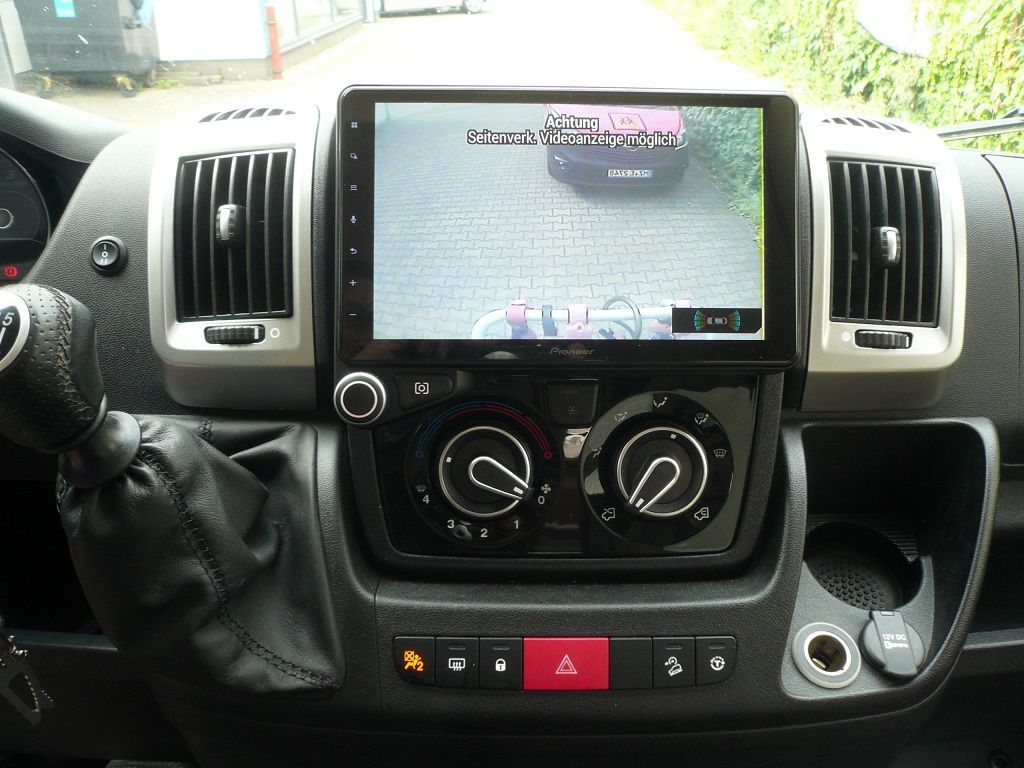 Das Mediacenter AVIC-Z1000DAB-C mit Caravan Software (für Fiat Ducato Bj. 07/2006 - 08/2021) nachgerüstet. Die vorhandene Waeco Rückfahrkamera an das Pioneer Navi adaptiert.