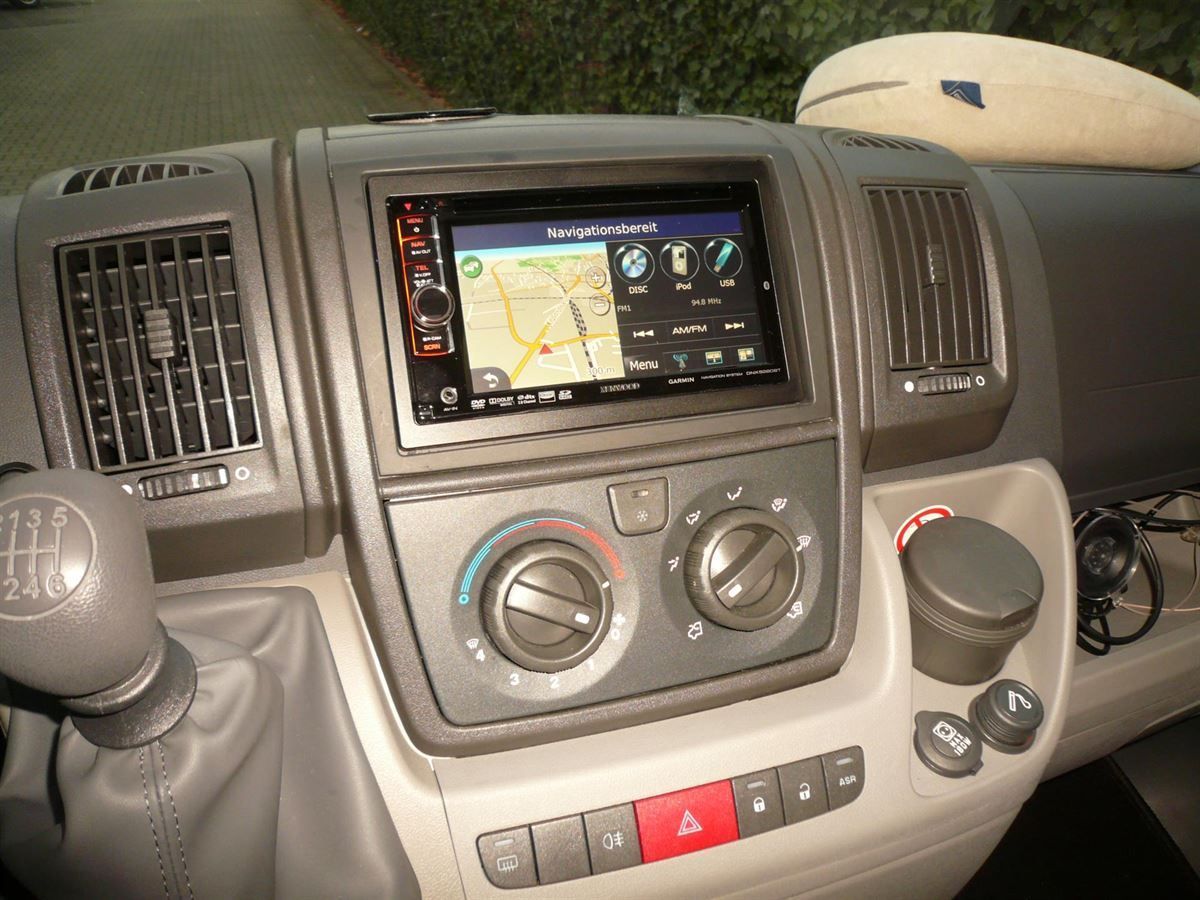 Das Armaturenbrett eines Autos mit einer Karte darauf