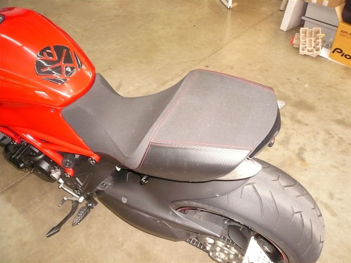 Sitzbank in Carbon Kunstleder / Antirutsch neu bezogen.