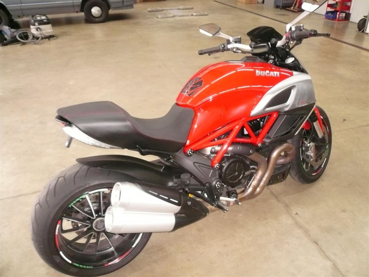 Sitzbank in Carbon Kunstleder / Antirutsch neu bezogen.