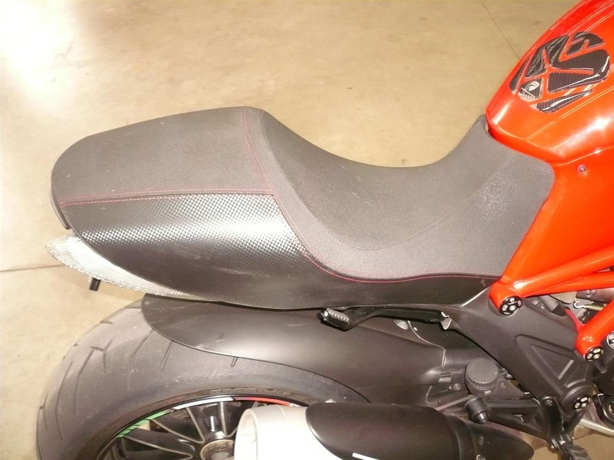 Ein rotes Motorrad mit schwarzem Sitz und schwarzem Kotflügel