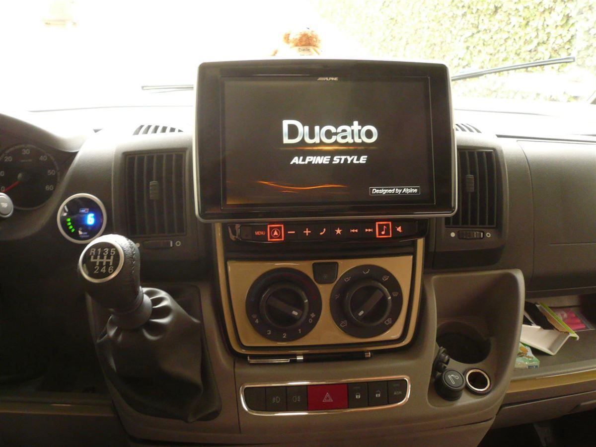Alpine 9-Zoll Premium-Infotainment-System X902D-DU für Fiat Ducato 3mit Navigationssystem, Apple CarPlay und Android Auto Unterstützung im Fiat Ducato nachgerüstet.