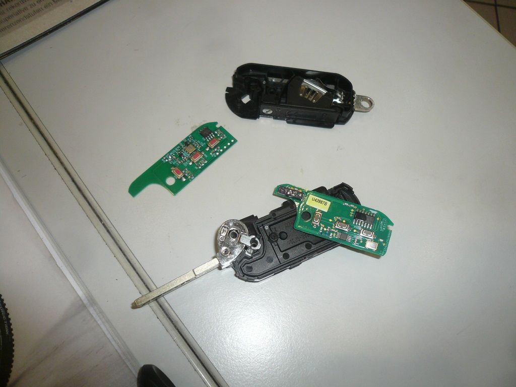 Original Fiat Klapp-Schlüssel umgebaut. Thitronik safe.lock Ümrüstplatine und Wegfahrsperrentransponder montiert und Programmiert.
